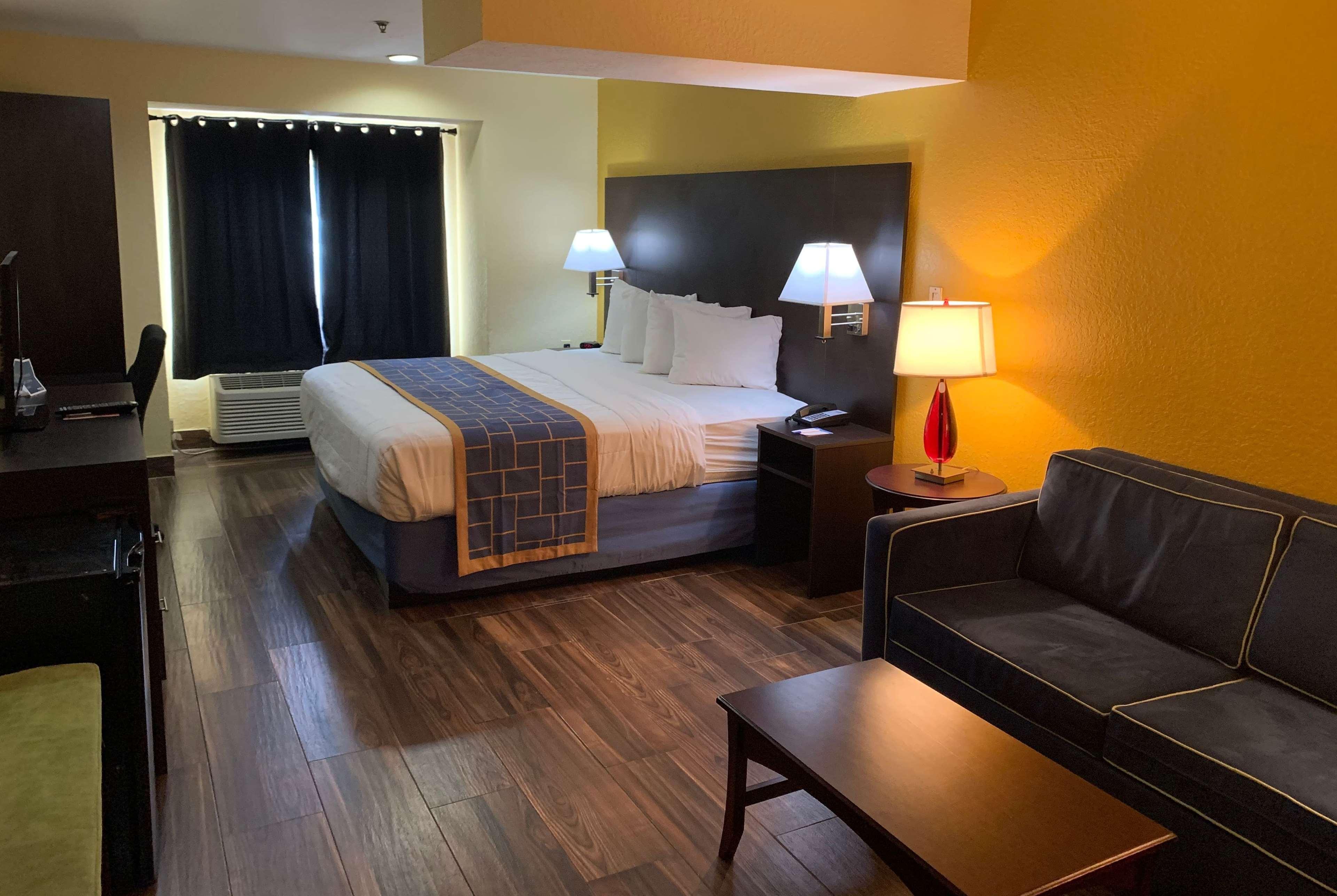 Days Inn & Suites By Wyndham Tampa/Raymond James Stadium Buitenkant foto