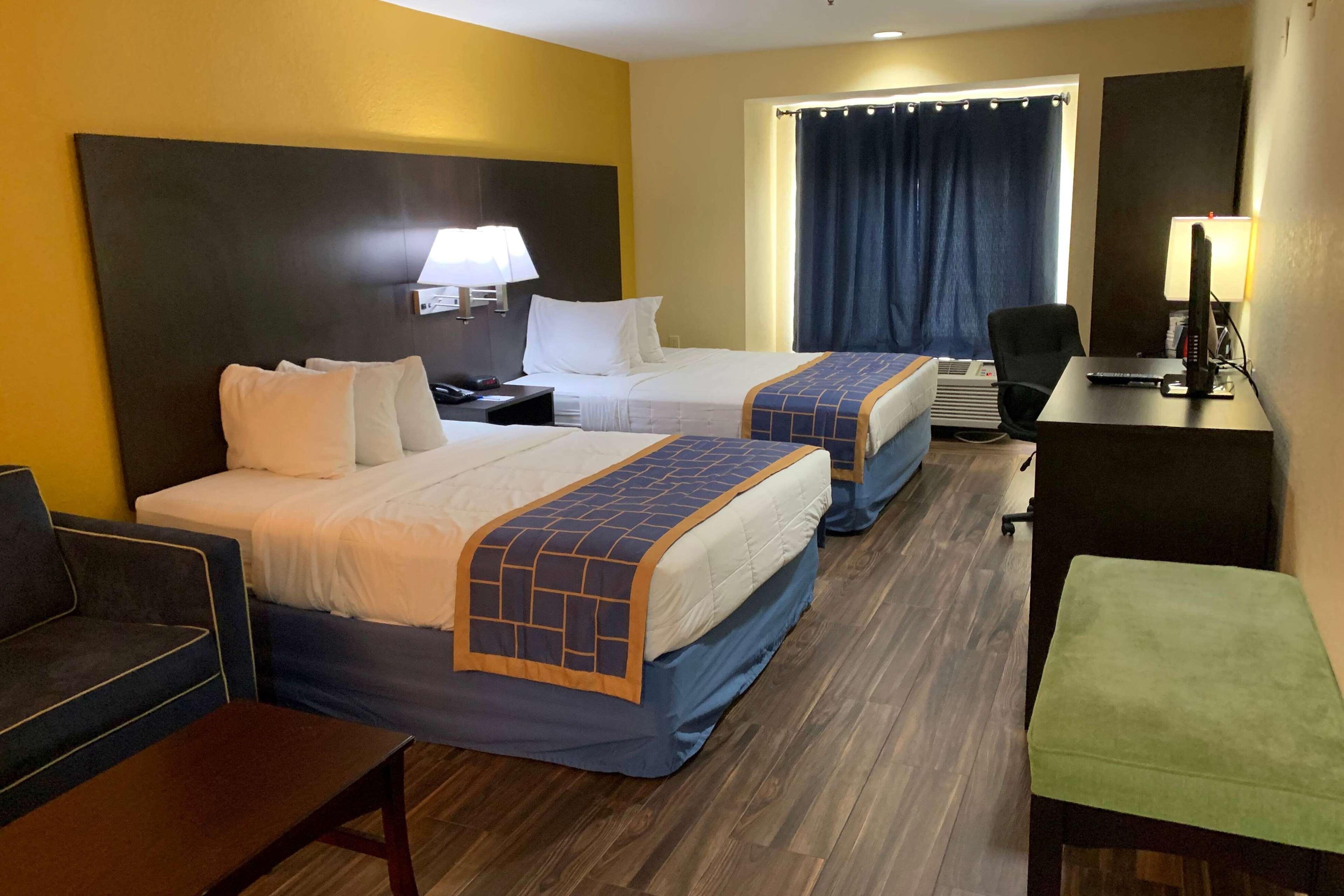 Days Inn & Suites By Wyndham Tampa/Raymond James Stadium Buitenkant foto