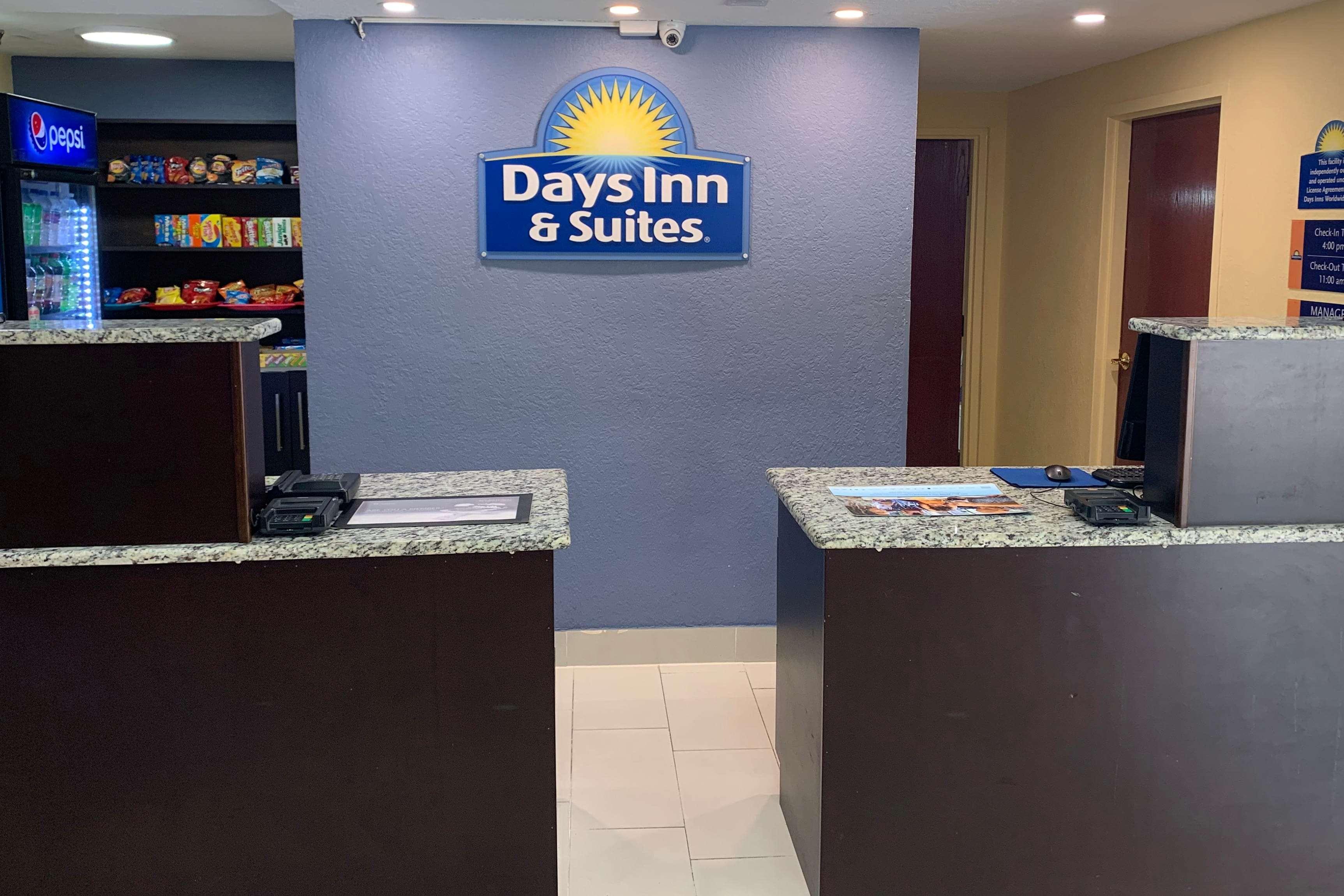 Days Inn & Suites By Wyndham Tampa/Raymond James Stadium Buitenkant foto