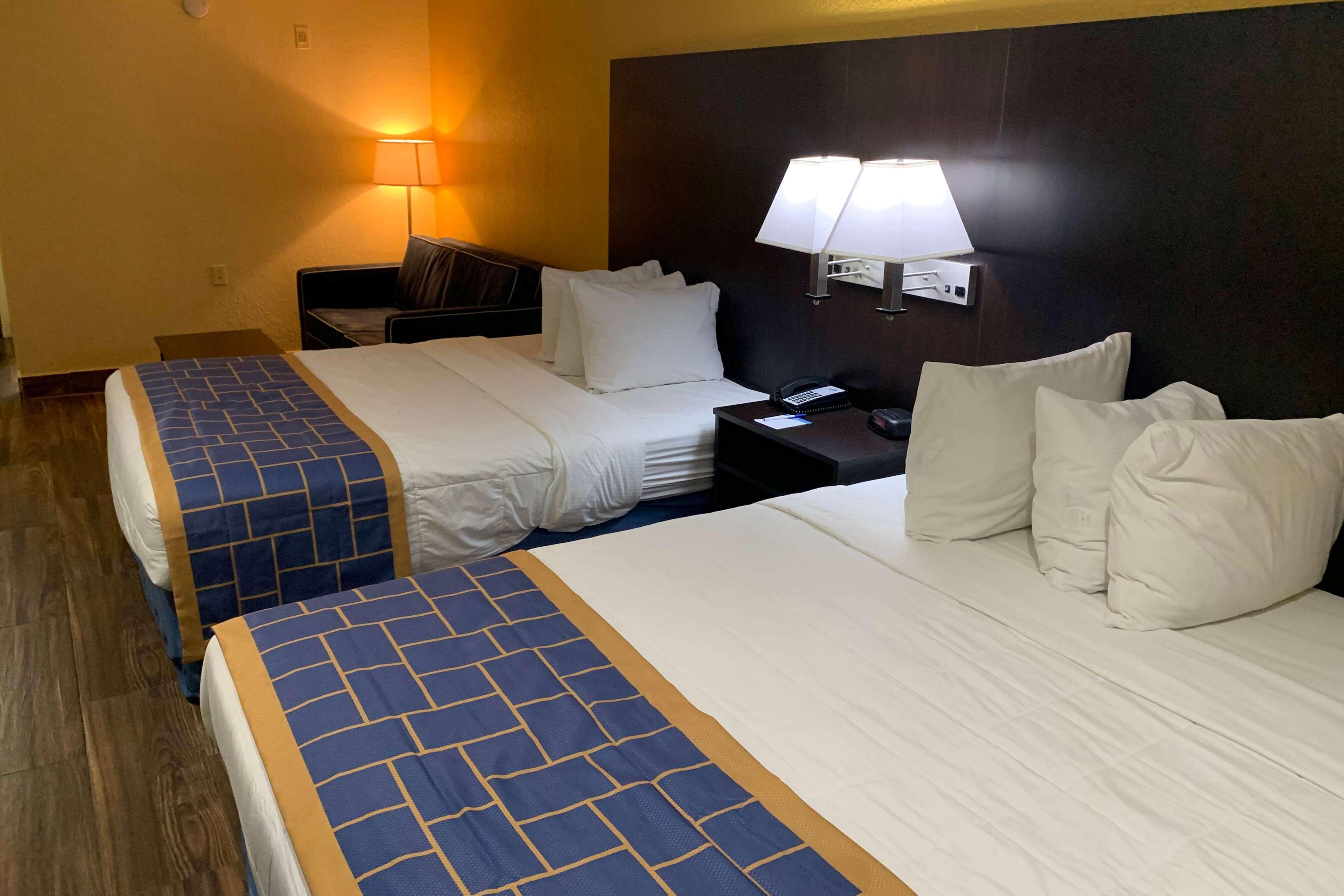 Days Inn & Suites By Wyndham Tampa/Raymond James Stadium Buitenkant foto