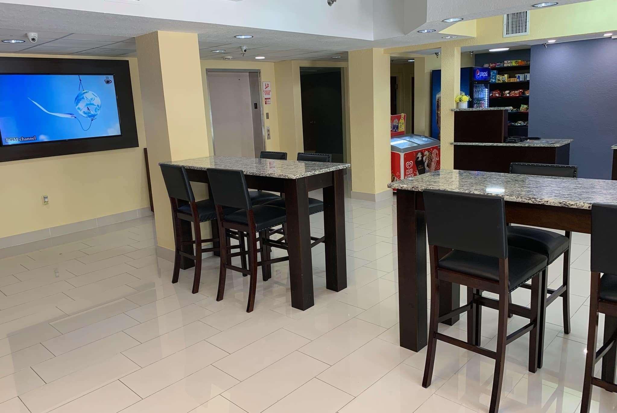 Days Inn & Suites By Wyndham Tampa/Raymond James Stadium Buitenkant foto