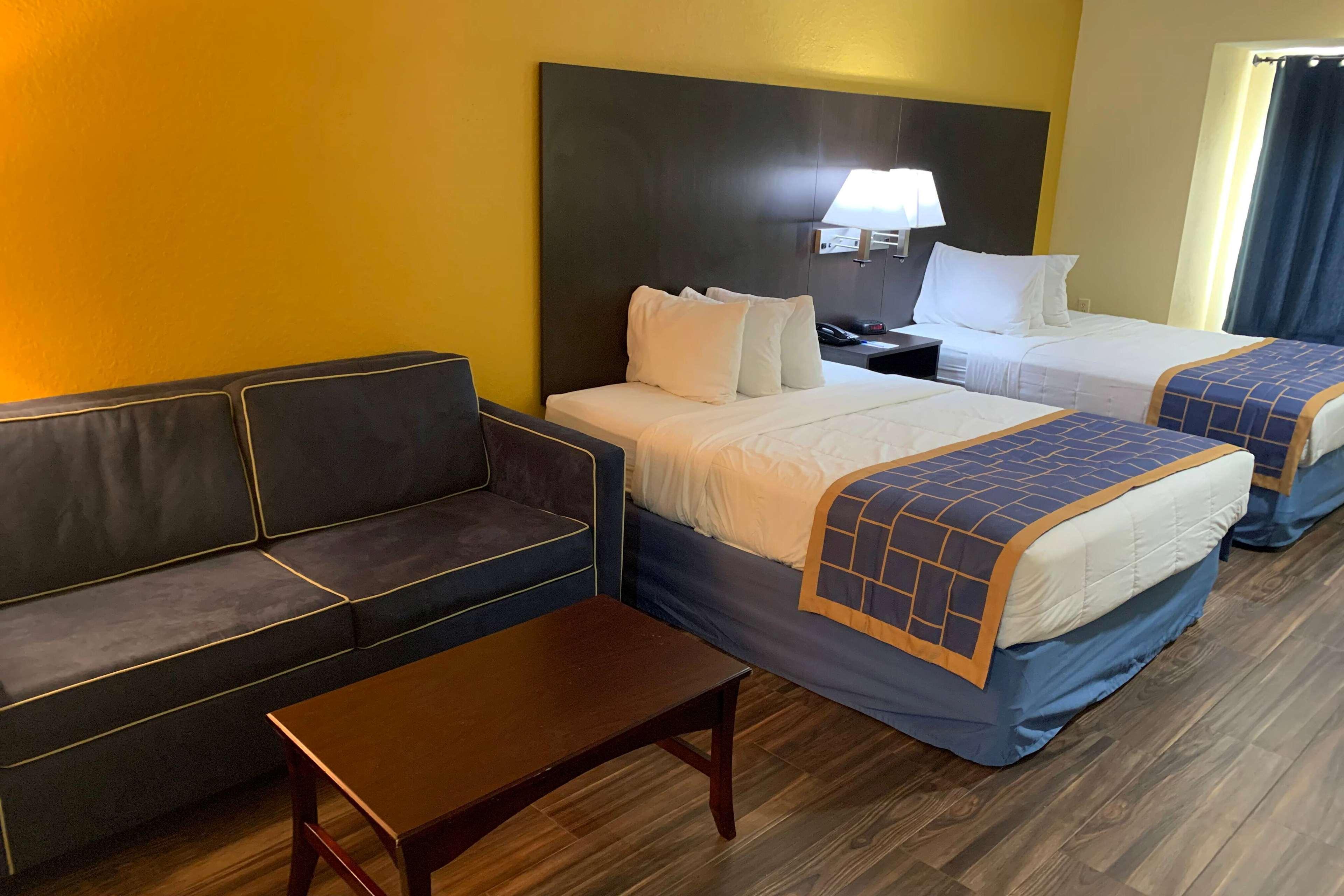 Days Inn & Suites By Wyndham Tampa/Raymond James Stadium Buitenkant foto