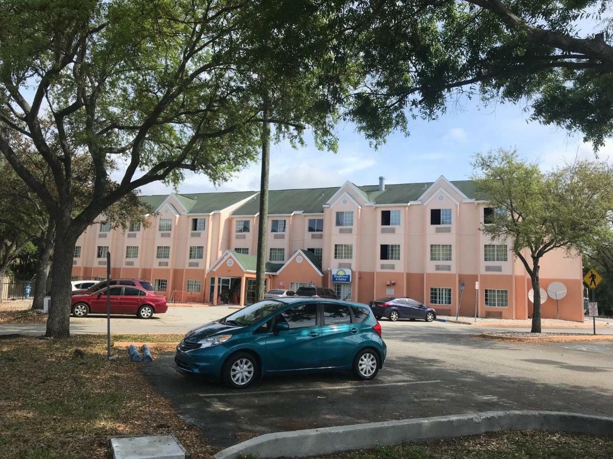 Days Inn & Suites By Wyndham Tampa/Raymond James Stadium Buitenkant foto